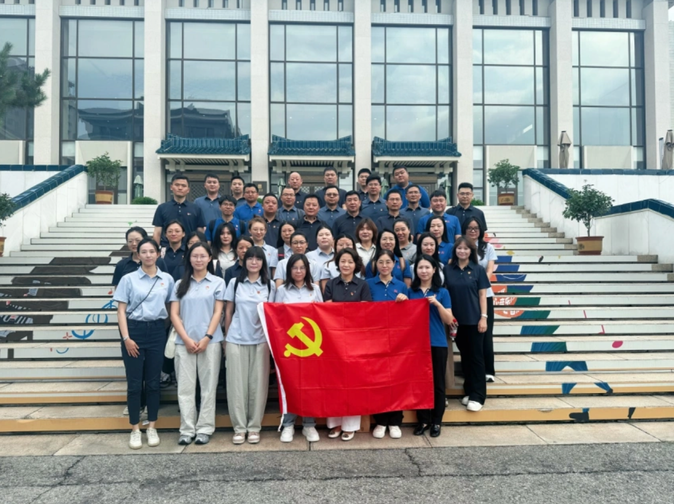 銘記歷史，砥礪前行—— 中建材信息各黨支部開展《南京照相館》觀影活動